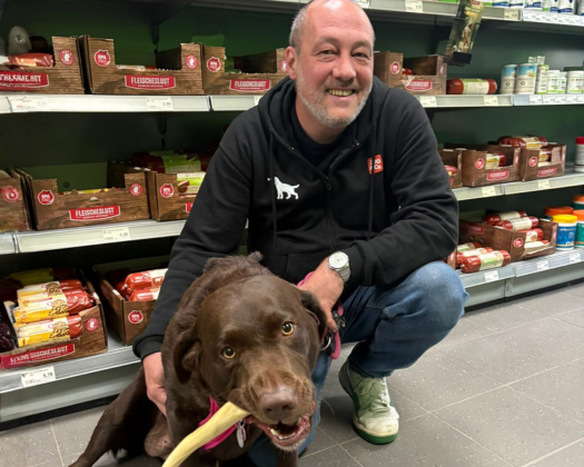 Tobias Schmidt mit einem braunen Hund