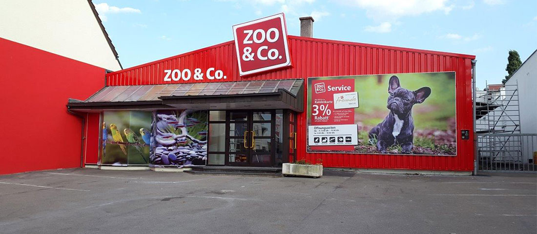 Außenfasade des ZOO & Co. Marktes in Schorndorf